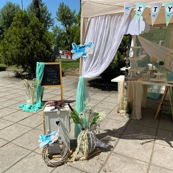 Θεματικός στολισμός βάπτισης αγοριού με αεροπλανάκια και σύννεφα.