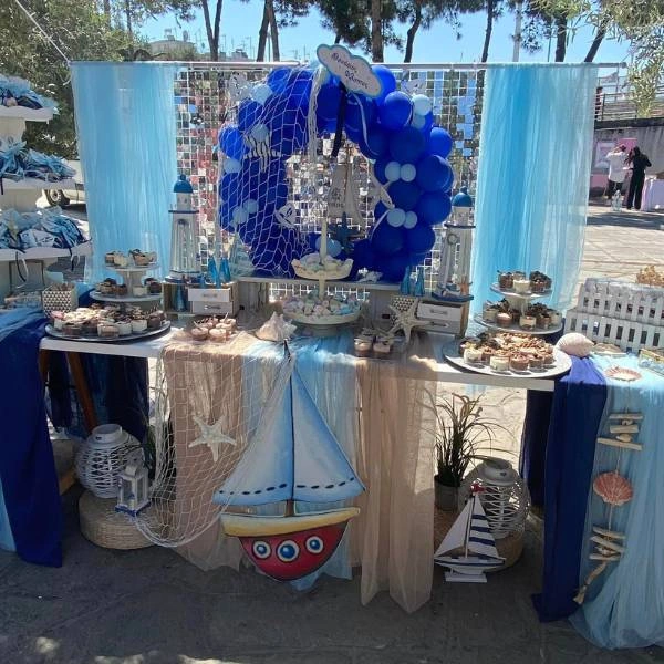 Candy bar βάπτισης με θέμα το καράβι, μπλε μπαλόνια, δίχτυ και θαλασσινά διακοσμητικά