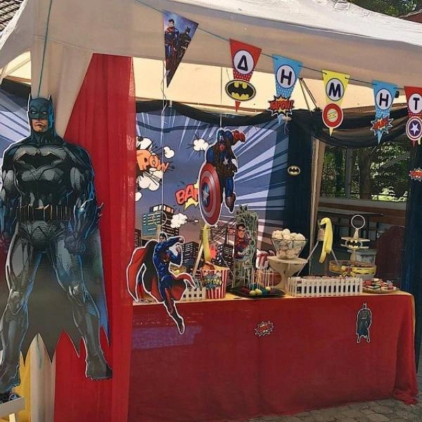 Στολισμός βάπτισης αγοριού με θέμα σούπερ ήρωες και φιγούρες Batman και Superman
