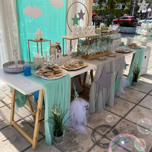 Στολισμός τραπεζιών με μπισκότα και διακοσμητικά αστέρια