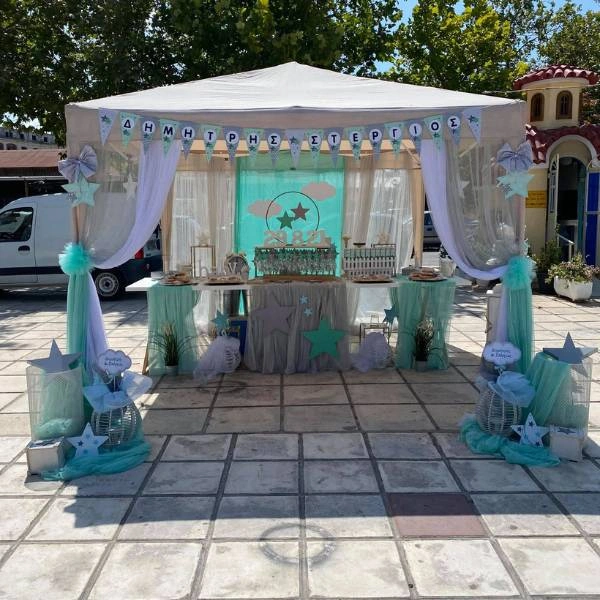 Πινακίδα καλωσορίσματος και στολισμός με γαλάζια στοιχεία