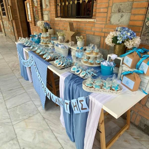 Γενική διακόσμηση βάπτισης με θέμα χρυσό αστέρι από τη Mostra Carta