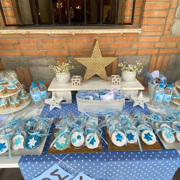 Μπισκότα με θέμα αστέρι σε μπλε και λευκό και banner με όνομα για βάπτιση