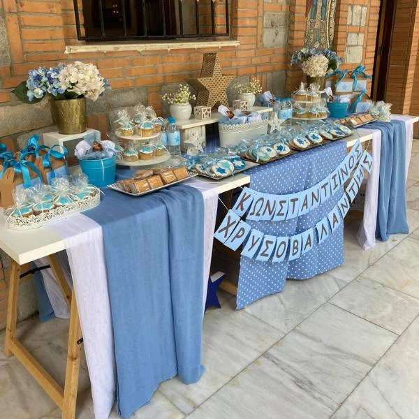 Στολισμός βάπτισης με cupcakes, νερά και αστέρια σε χρυσό φόντο