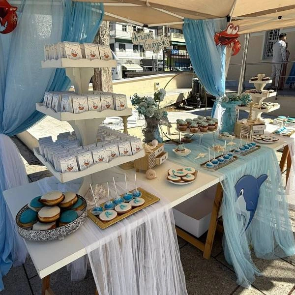 Τραπέζι ευχών βάπτισης με θέμα ζωάκια θάλασσας και γλυκά σε αποχρώσεις του γαλάζιου