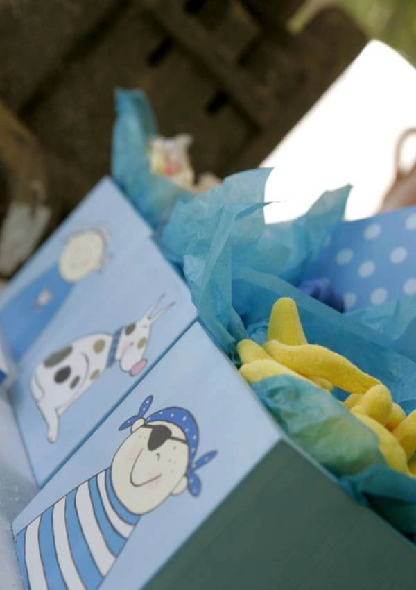 Μπομπονιέρες βάπτισης με θέμα πειρατής σε μπλε κουτιά και ζωγραφισμένες φιγούρες