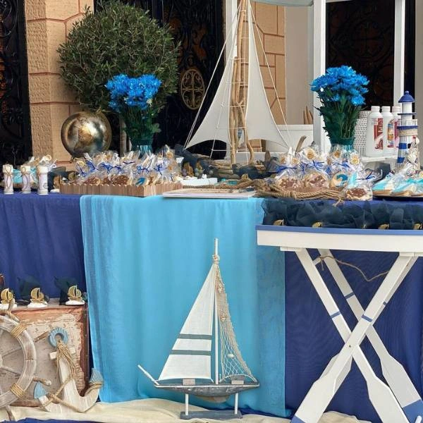 Ναυτικός στολισμός βάπτισης αγοριού με καράβι, τιμόνι, φάρο και μπλε υφάσματα