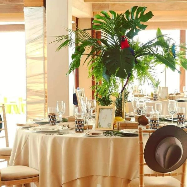 Διακόσμηση τραπεζιού βάπτισης με φύλλα ζούγκλας, παπαγάλους και tropical ατμόσφαιρα