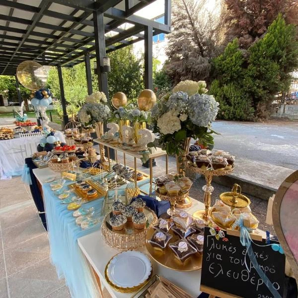 Στολισμός βάπτισης αγοριού με γαλάζια διακόσμηση, χρυσά balloon και ανθοσυνθέσεις