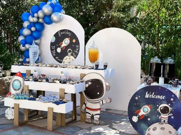 Στολισμός βάπτισης με θέμα αστροναύτης, με μπαλόνια, διαστημικά γραφικά και candy table σε αποχρώσεις μπλε και λευκού