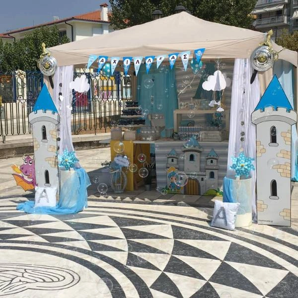 Στολισμός τραπεζιού βάπτισης με θέμα ιππότης και μπλε λεπτομέρειες