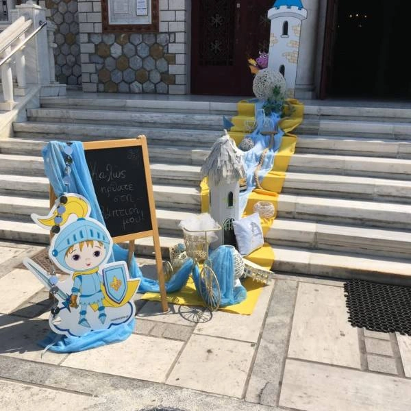 Εξωτερικός στολισμός βάπτισης με θέμα ιππότης σε μπλε και κίτρινο