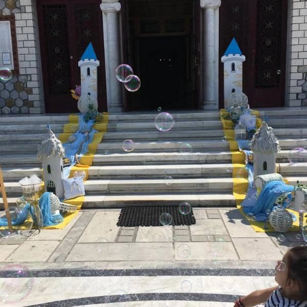 Κάστρο και δράκος στη διακόσμηση εξωτερικού χώρου βάπτισης