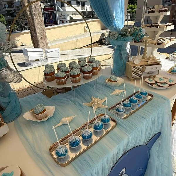 Γλυκά βάπτισης με θέμα θάλασσα και ζωάκια, με γαλάζια διακόσμηση και cupcakes σε κοχύλια