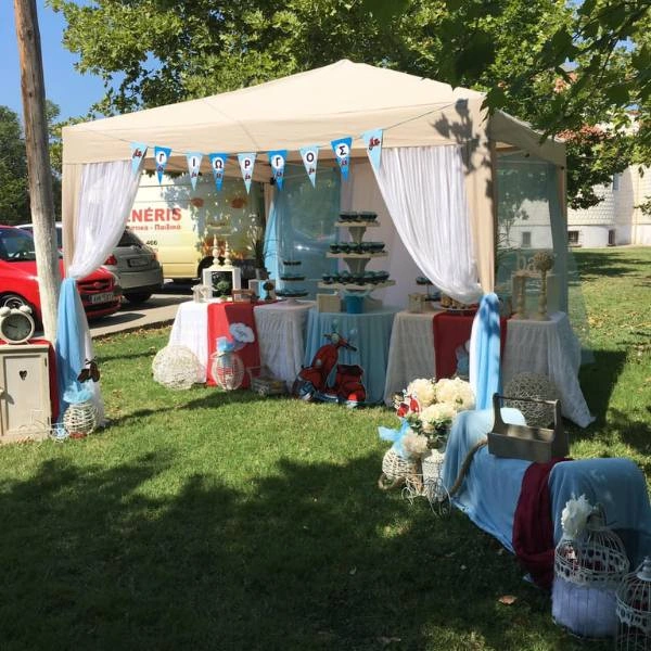 Διακόσμηση βάπτισης αγοριού με θέμα Βέσπα σε εξωτερικό χώρο