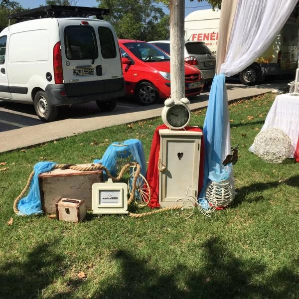 Λεπτομέρεια από τον στολισμό βάπτισης με ρετρό αντικείμενα και θέμα Vespa