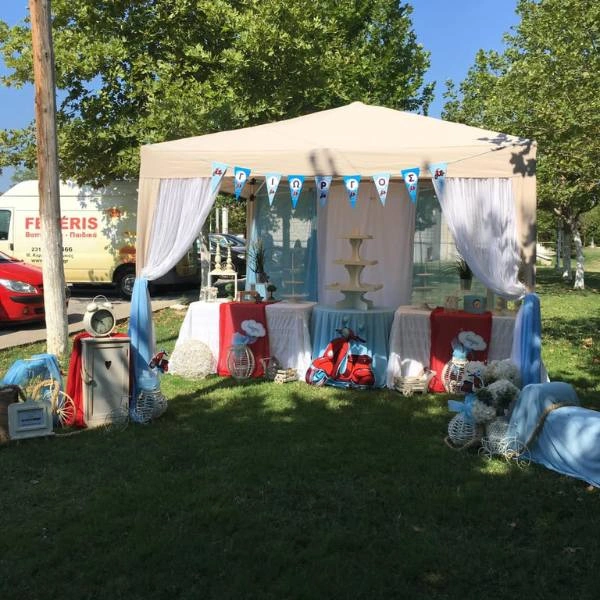 Σκηνικό βάπτισης με Vespa, cupcakes και vintage στοιχεία