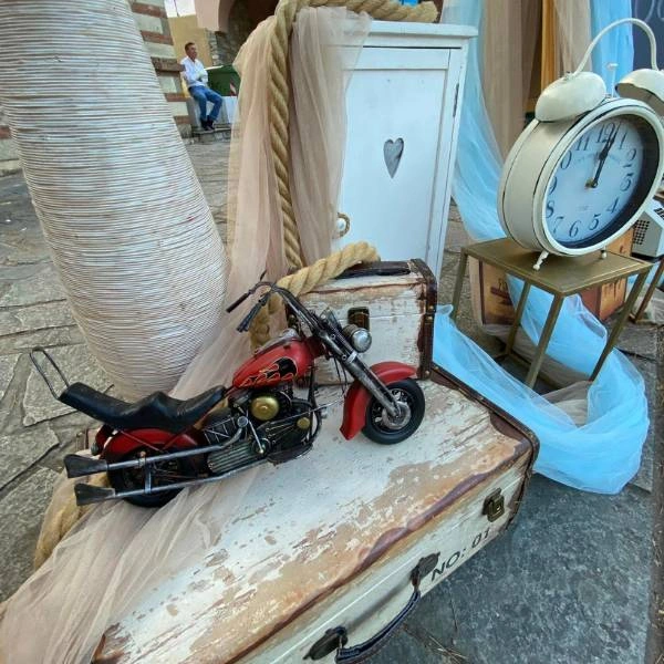 Ρετρό διακοσμητική μηχανή σε concept βάπτισης με θέμα ταξίδι.