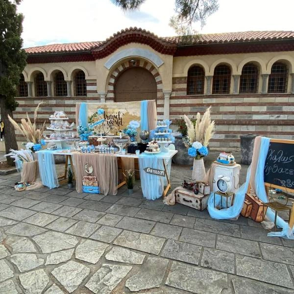 Πανοραμική εικόνα του στολισμού βάπτισης με θέμα το ταξίδι σε εξωτερικό χώρο.