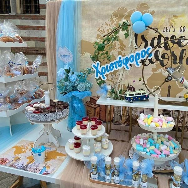 Λεπτομέρειες του candy table σε στολισμό βάπτισης με θέμα το ταξίδι από την Mostra Carta.