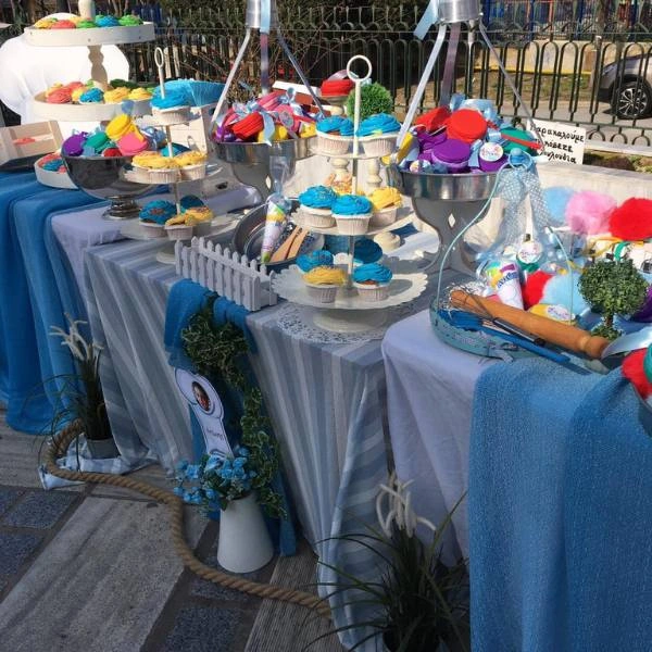 Θεματικό τραπέζι ζαχαροπλαστικής με cupcakes και props