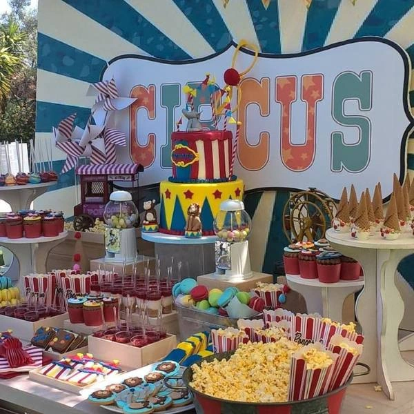 Candy bar βάπτισης με θέμα τσίρκο, πολύχρωμα γλυκά και εντυπωσιακή τούρτα
