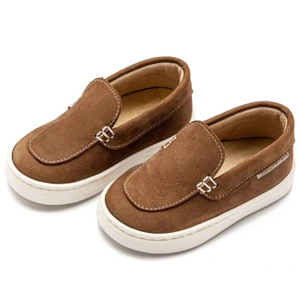 Καφέ δερμάτινα παπούτσια βάπτισης για αγόρι με λευκή σόλα από τη Babywalker