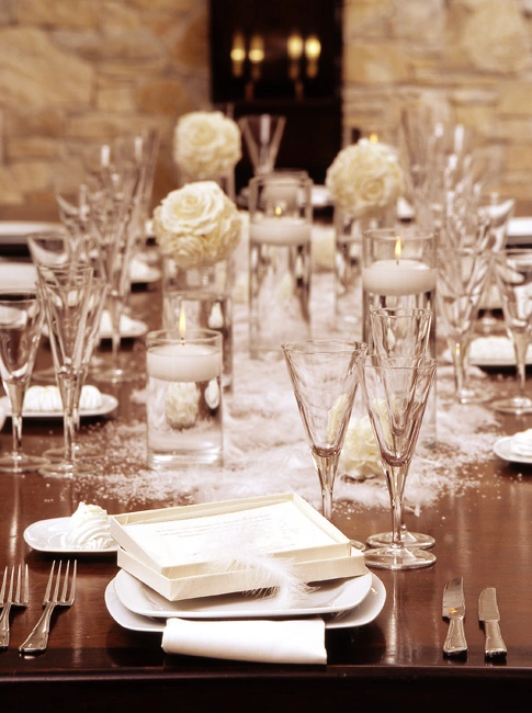 Κομψός στολισμός τραπεζιού σε κλειστό χώρο δεξίωσης με λευκά τριαντάφυλλα, επιπλέοντα κεριά και κρυστάλλινα ποτήρια, από τη Vassiliki Creations στο Κελάρι Παπαχρήστου