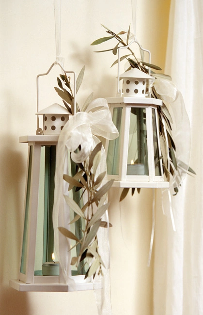 Ρομαντικά φαναράκια γάμου διακοσμημένα με φύλλα ελιάς και λευκή κορδέλα, ιδανικά για rustic ή boho διακόσμηση, από τη Vassiliki Creations