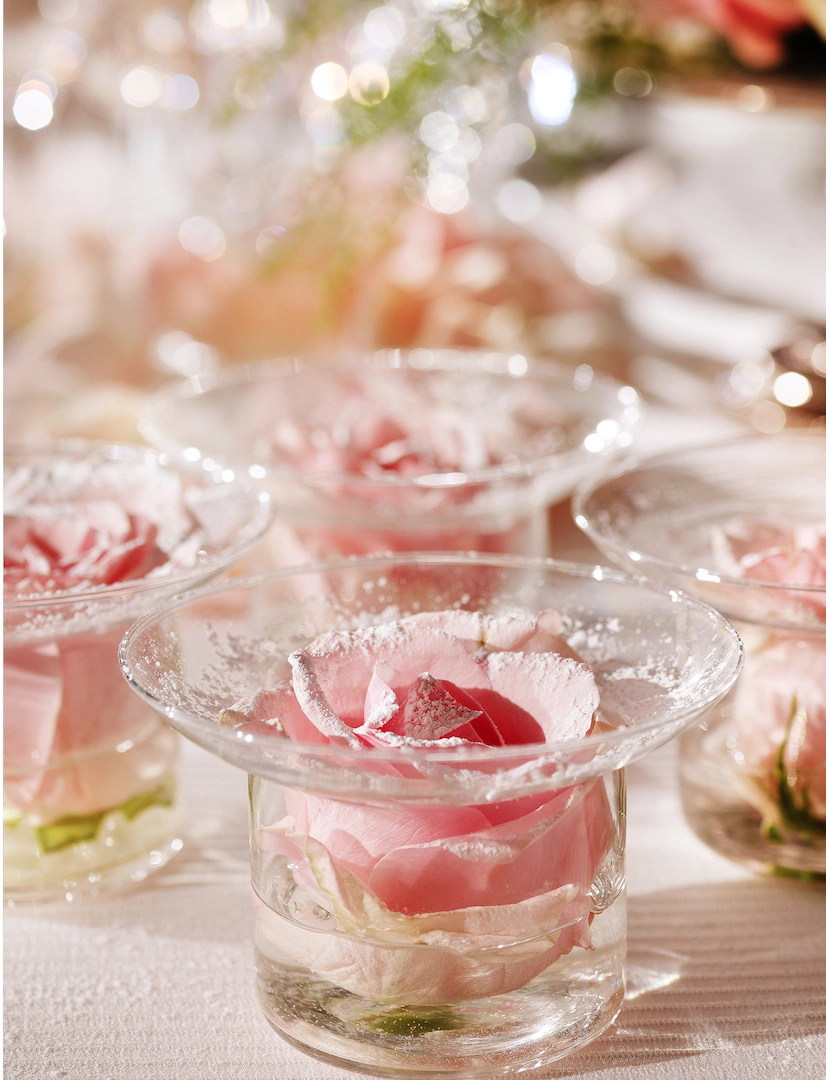 Ροζ τριαντάφυλλα μέσα σε γυάλινα μπολ με νερό και πούδρα, ρομαντική διακόσμηση τραπεζιού από τη Vassiliki Creations