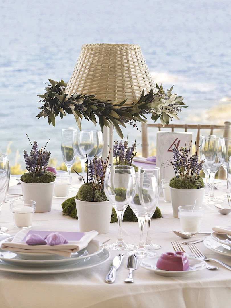 Διακόσμηση τραπεζιού γάμου δίπλα στη θάλασσα με λεβάντες, ελιές και φυσικά υλικά από τη Vassiliki Creations