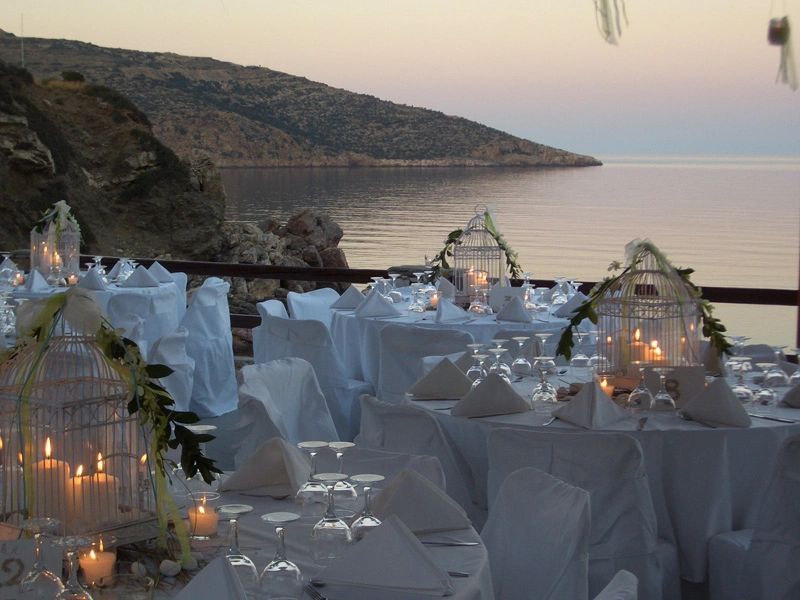 Γαμήλια διακόσμηση σε αποχρώσεις τιφάνι και λευκού με κεριά, γιρλάντες, και φωτισμό από τη Vassiliki Creations