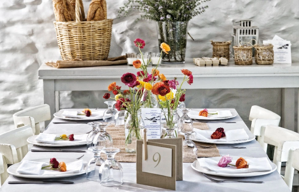 Boho rustic στολισμός γάμου σε Mamacas με λουλούδια σε έντονα χρώματα, craft στοιχεία και φυσικά υλικά από τη Vassiliki Creations