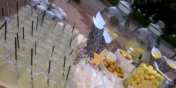 Μπουκαλάκια με λεμονάδα, γλυκά και θεματικές λεπτομέρειες σε κίτρινες και γκρι αποχρώσεις