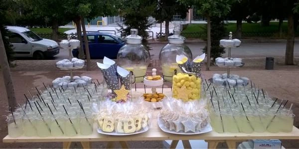 Θεματικό candy table βάπτισης με αστέρια και λεμονί λεπτομέρειες από τη Vassiliki Creations
