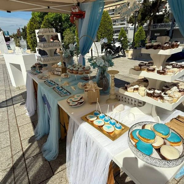 Στολισμός βάπτισης για αγόρι με θέμα ζωάκια της θάλασσας, μπισκότα, cupcakes και γαλάζιο ύφασμα