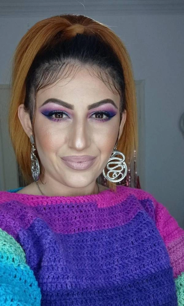 Καλεσμένη σε γάμο με έντονο μακιγιάζ και χρωματιστές σκιές σε πράσινο και μωβ