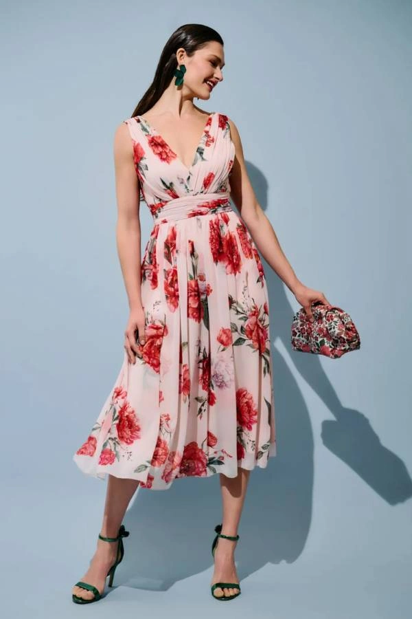 Ροζ αέρινο midi φόρεμα με κόκκινο φλοράλ μοτίβο ιδανικό για καλοκαιρινό γάμο σε νησί