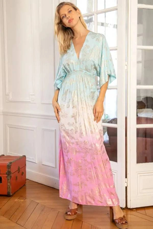 Αέρινο μάξι φόρεμα με μανίκι μέχρι τον αγκώνα σε παστέλ γαλάζιο και ροζ με χρυσές λεπτομέρειες για καλεσμένη σε γάμο σε νησί