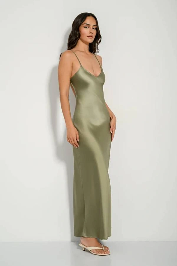 Maxi φόρεμα με σατινέ υφή και ανοιχτή πλάτη