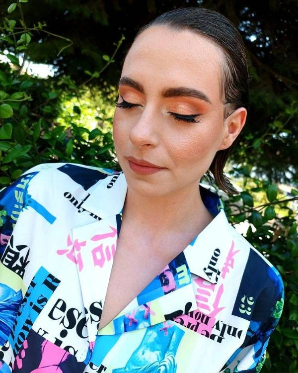 Καλεσμένη σε καλοκαιρινό γάμο με peachy μακιγιάζ ματιών και φυσική βάση