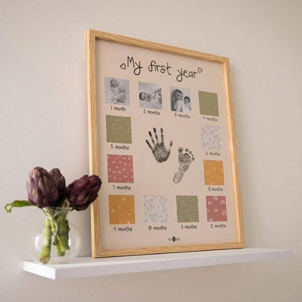 Ξύλινη κορνίζα 42×52×2,5 cm με inkless κιτ: χαρτόνι αποτυπώματος και 12 παραθυράκια για φωτογραφίες ορόσημα.