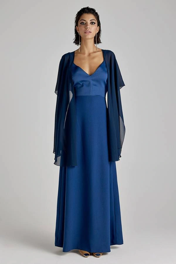 Μακρύ μπλε φόρεμα με V λαιμόκοψη και σιφόν πανωφόρι, κομψή επιλογή για κουμπάρα σε βραδινό γάμο