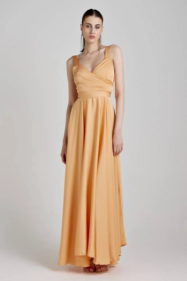 Maxi φόρεμα σε πορτοκαλί–βερίκοκο απόχρωση με κρουαζέ λαιμόκοψη, ιδανικό για κουμπάρα σε καλοκαιρινό γάμο