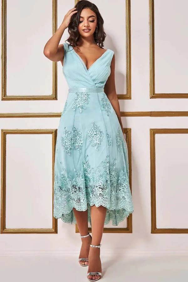 Midi γαλάζιο φόρεμα με δαντέλα και κρουαζέ λαιμόκοψη, ιδανικό για κουμπάρα σε καλοκαιρινό γάμο