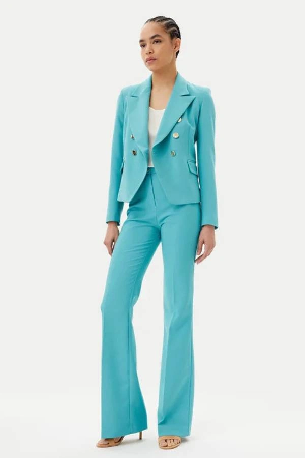 Τυρκουάζ γυναικείο κοστούμι με σακάκι και παντελόνι, εναλλακτική κομψή επιλογή για κουμπάρα