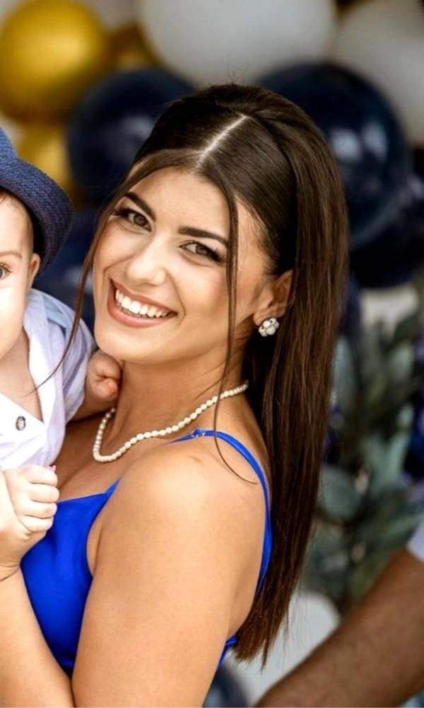 Καλεσμένη με ίσια μαλλιά, μαργαριταρένια σκουλαρίκια και φυσικό μακιγιάζ σε βάπτιση