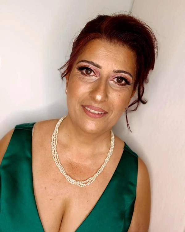 Καλεσμένη σε γάμο άνω των 40 με ροζ σκιά και φυσικό μακιγιάζ