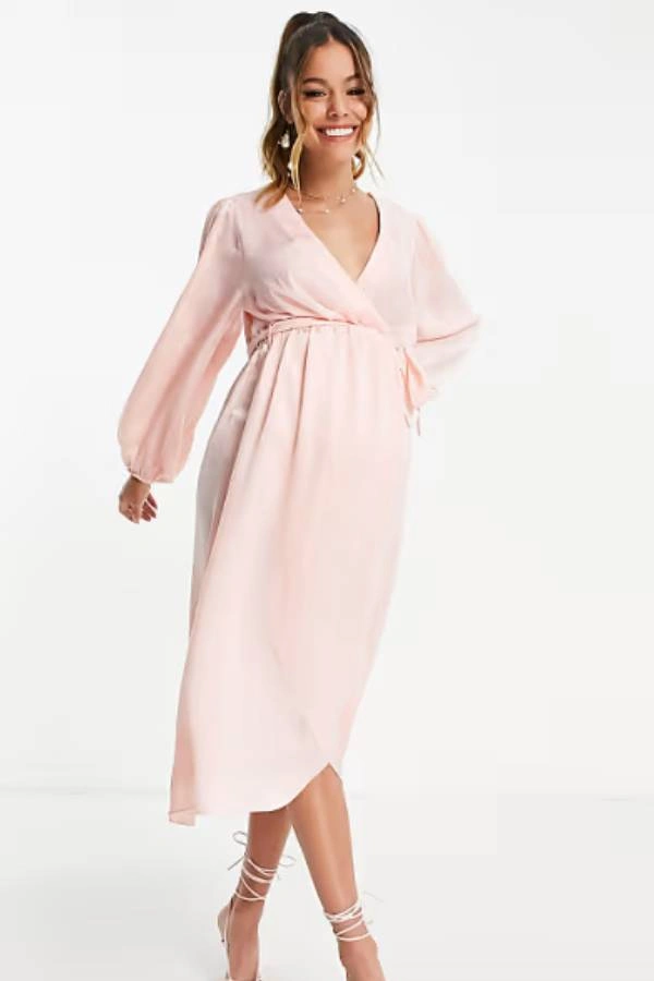 Ροζ αέρινο μάξι φόρεμα με τούλι και ρομαντική γραμμή για μαμά σε καλοκαιρινό γάμο σε νησί