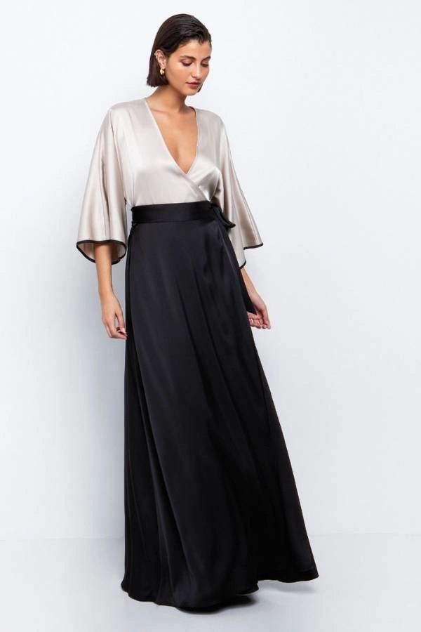 Μαύρο και σαμπανί σατέν φόρεμα με φαρδιά μανίκια και κομψό δέσιμο για βραδινό γάμο σε νησί
